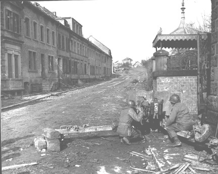Antitank gun crew 253d Inf Kleinblittersdorf
